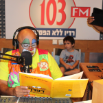 יציק הליצן קורא ברדיו 103 FM את הספר: דַּפְדַּף הספר שלא ידע לקרוא 30-08-2014